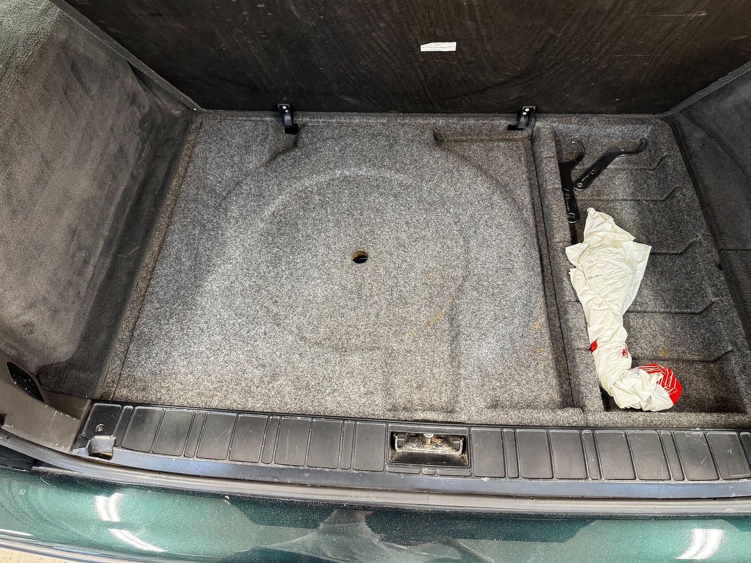 Interior image of 1995 BMW 540i Touring - NO RESERVE (44)