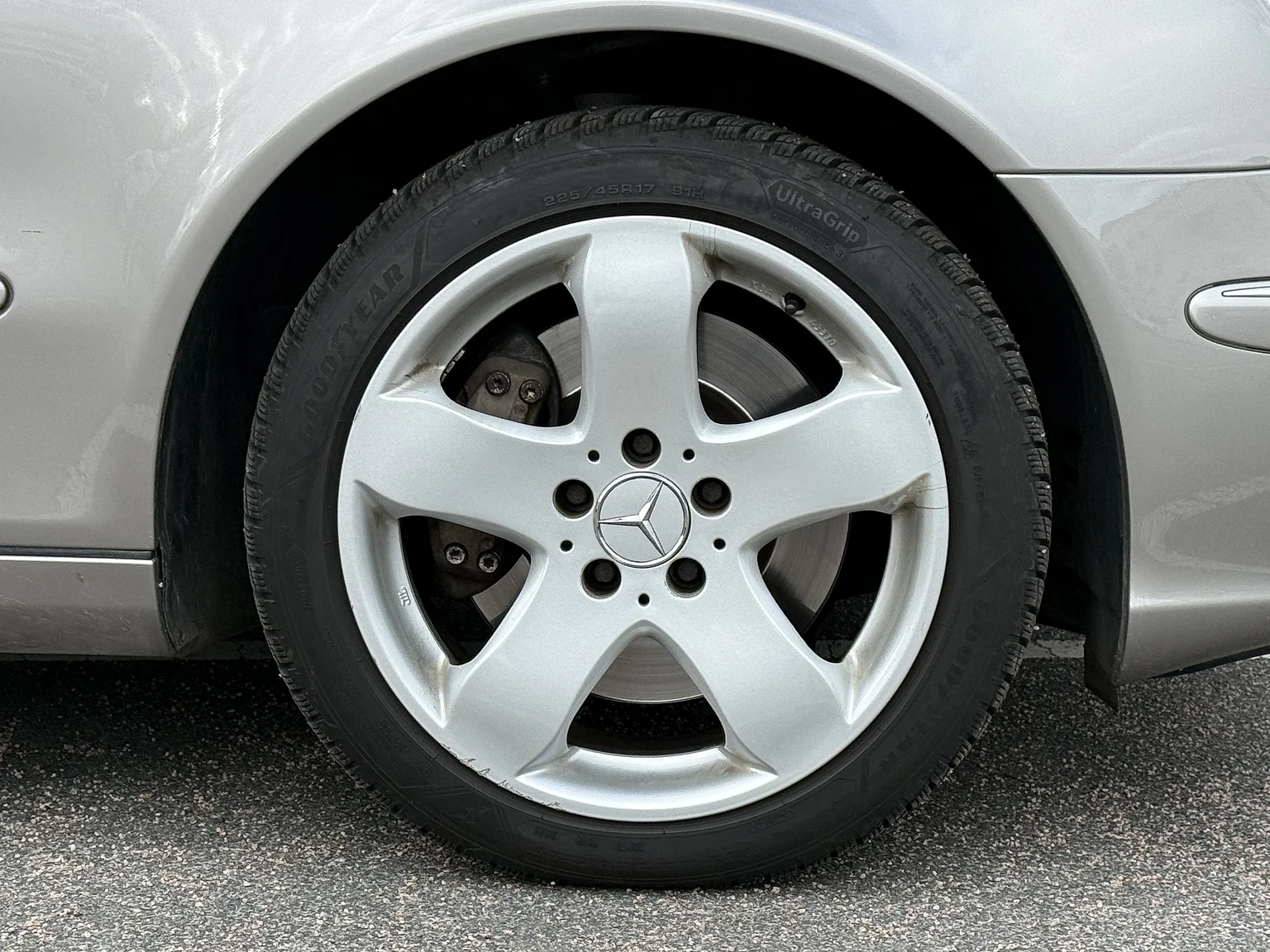 Exteriörbild på 2004 Mercedes-Benz E 500 7G-Tronic (17)