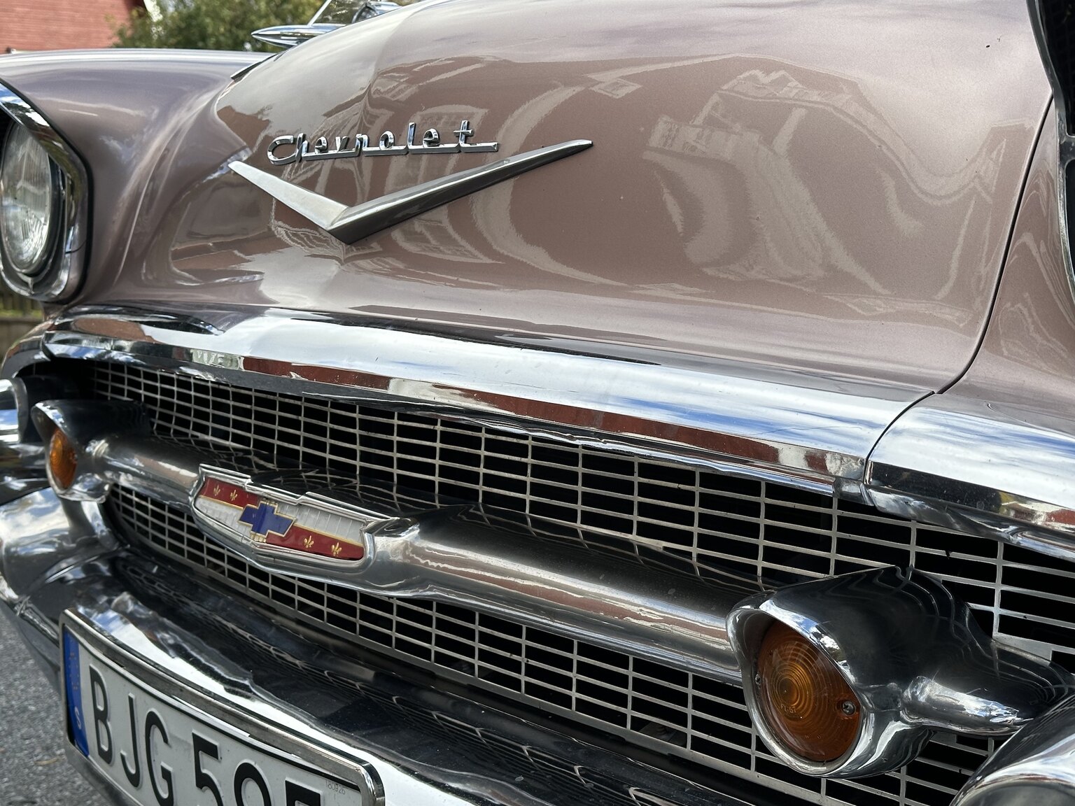 Exteriörbild på 1957 Chevrolet Two-Ten Restomod (44)
