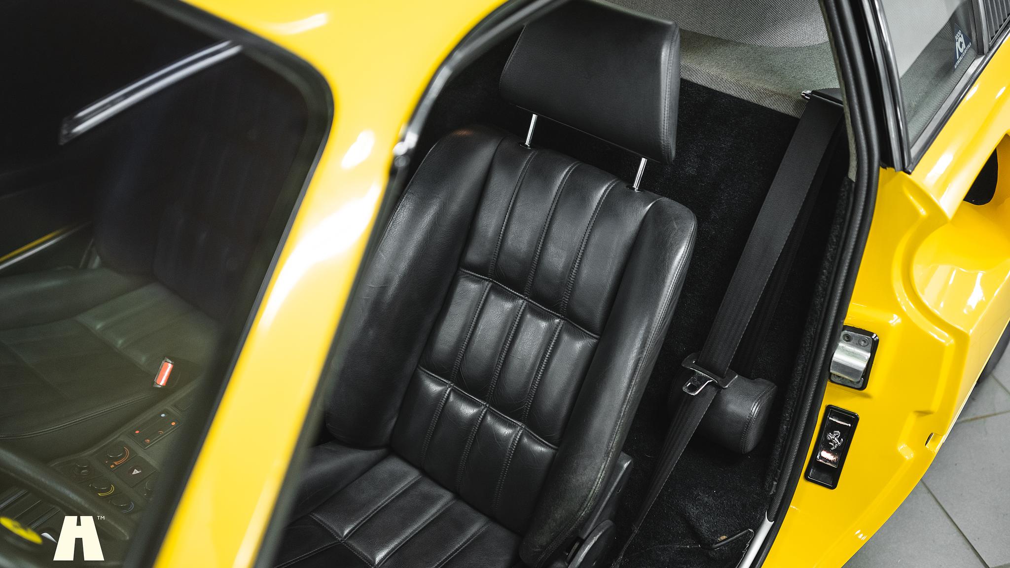 Interiörbild 1986 Ferrari 328 GTB