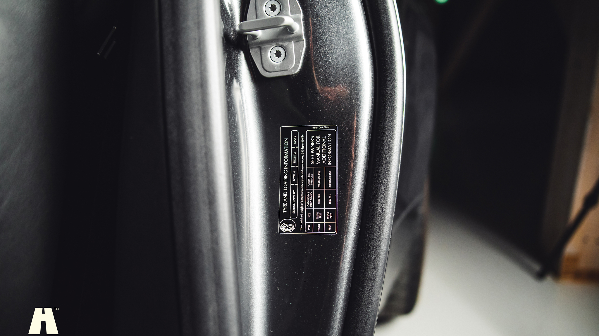 Innenraumfoto von 2019 Aston Martin DB11 AMR (22)