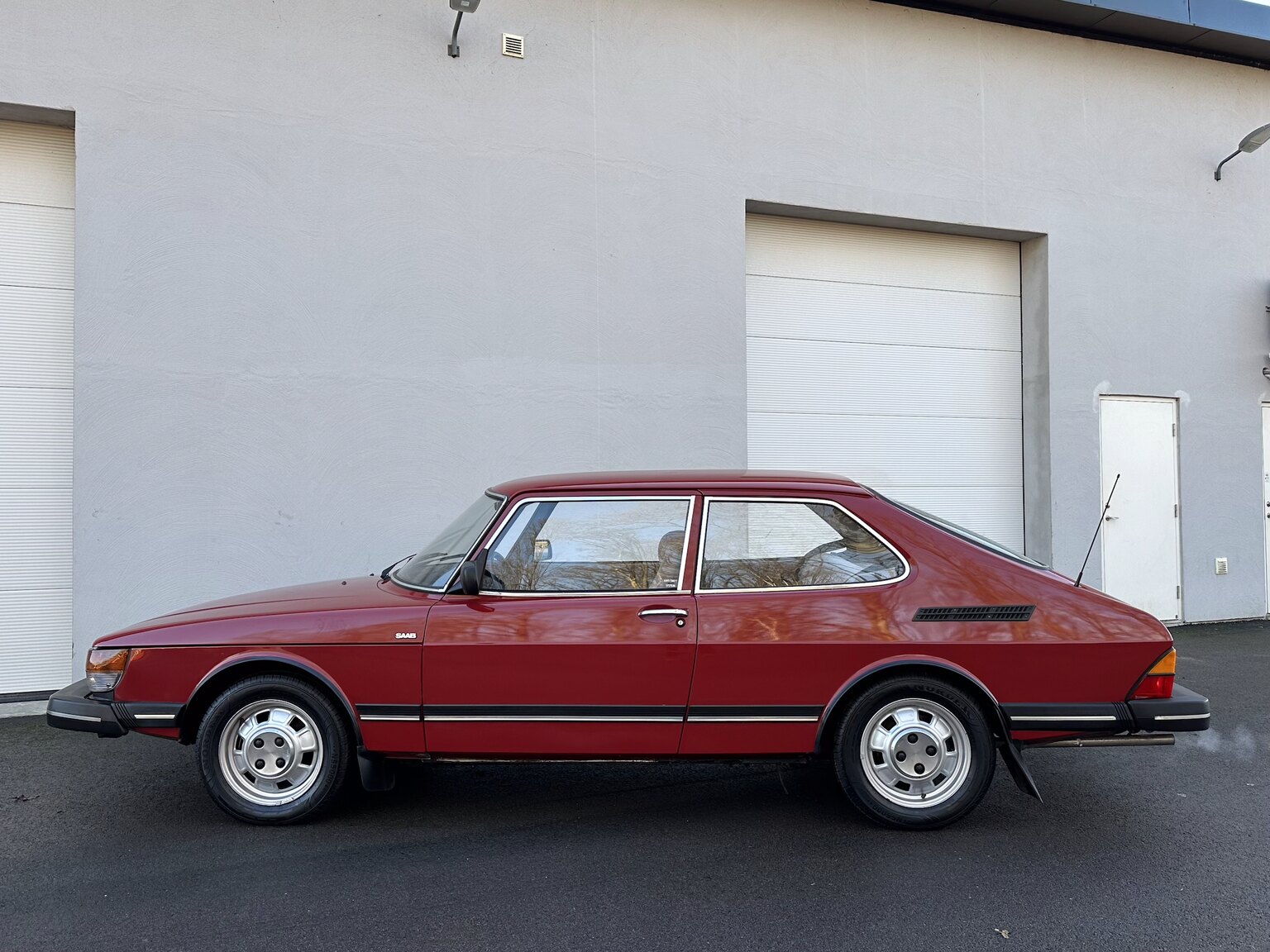 Exterior image of 1984 Saab 900 GL