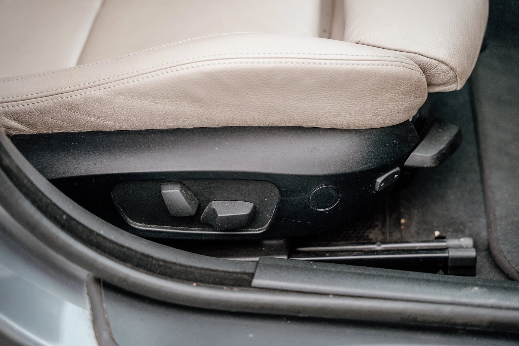 Interior image of 2010 BMW 325i Sedan (8)