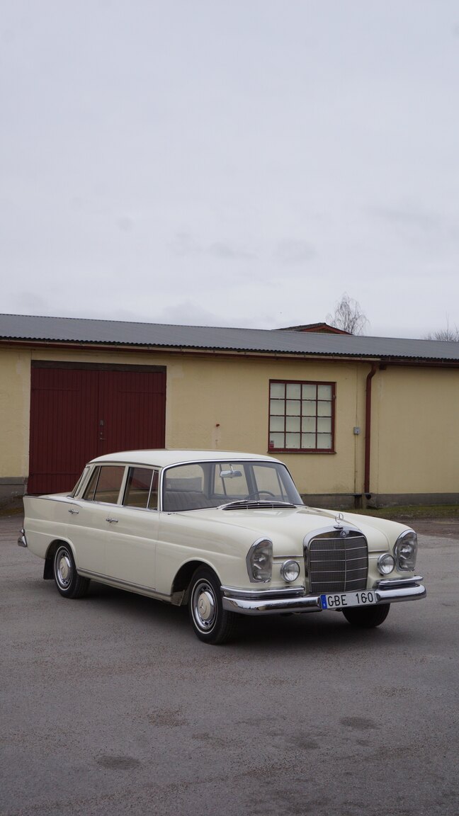 Exteriörbild på 1966 Mercedes-Benz 230 S