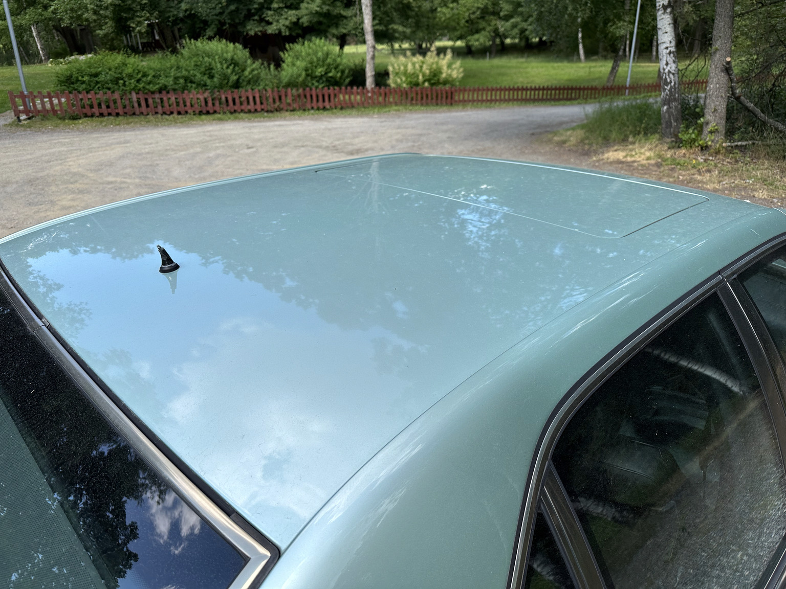 Exterior image of 1992 Mercedes 300 SE (33)