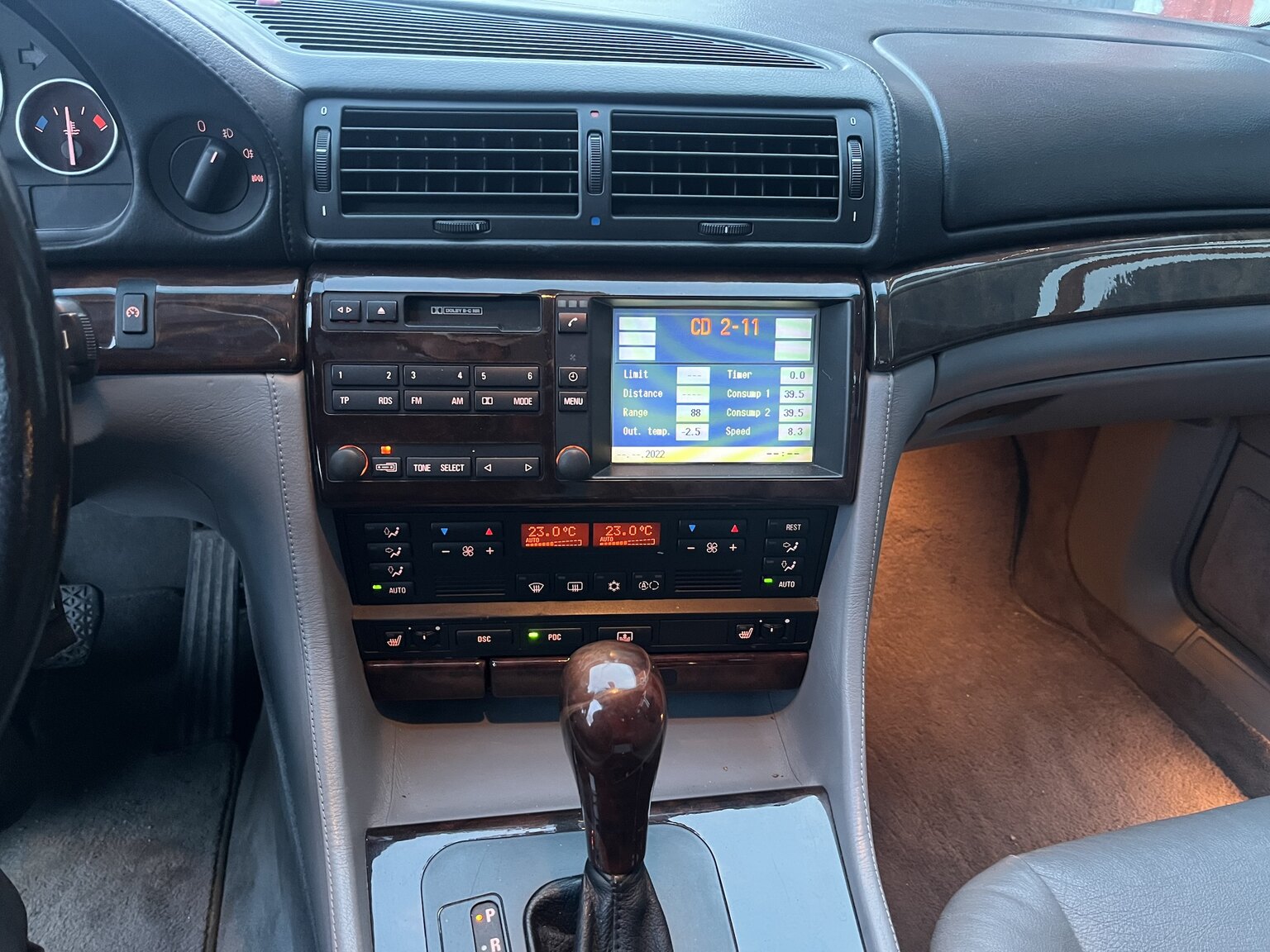 Interior image of 1996 BMW 750IA (19)