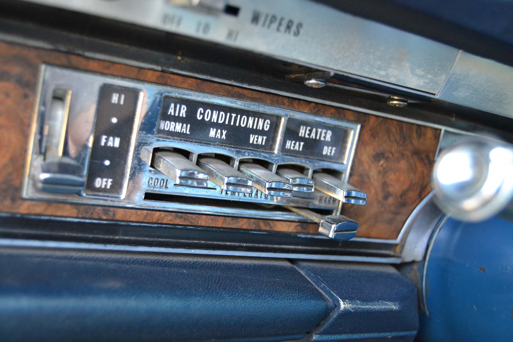 Interior image of 1970 Oldsmobile Ninety eight Convertible (20)
