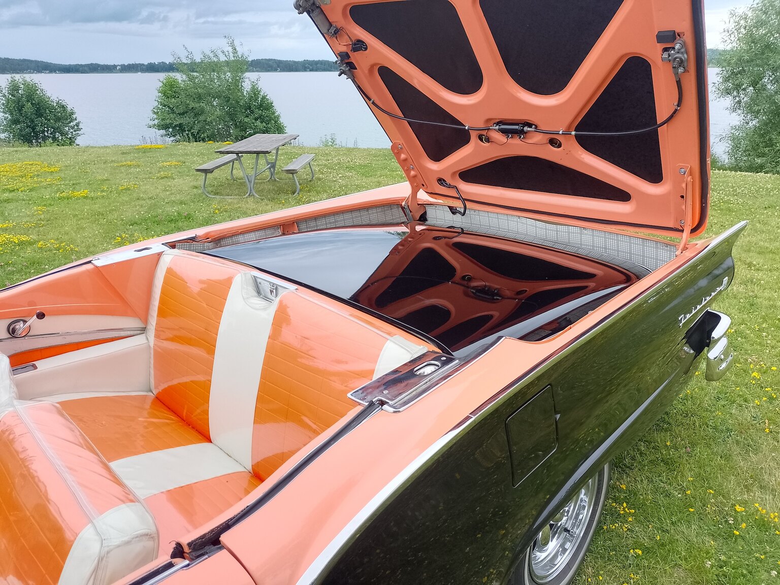 Exterior image of 1957 Ford Fairlane 500 Skyliner Retract