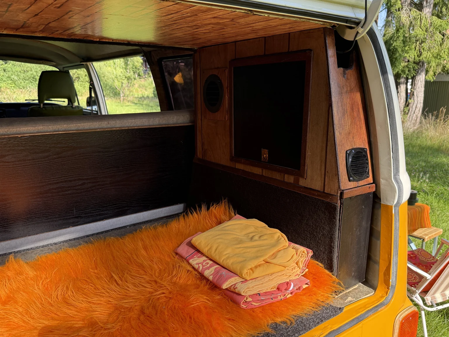 Innenraumfoto von 1975 Volkswagen Transporter Campervan (82)