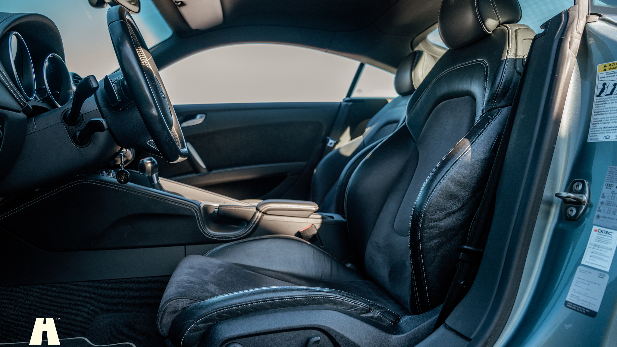 Interior image of 2009 Audi TTS (8)