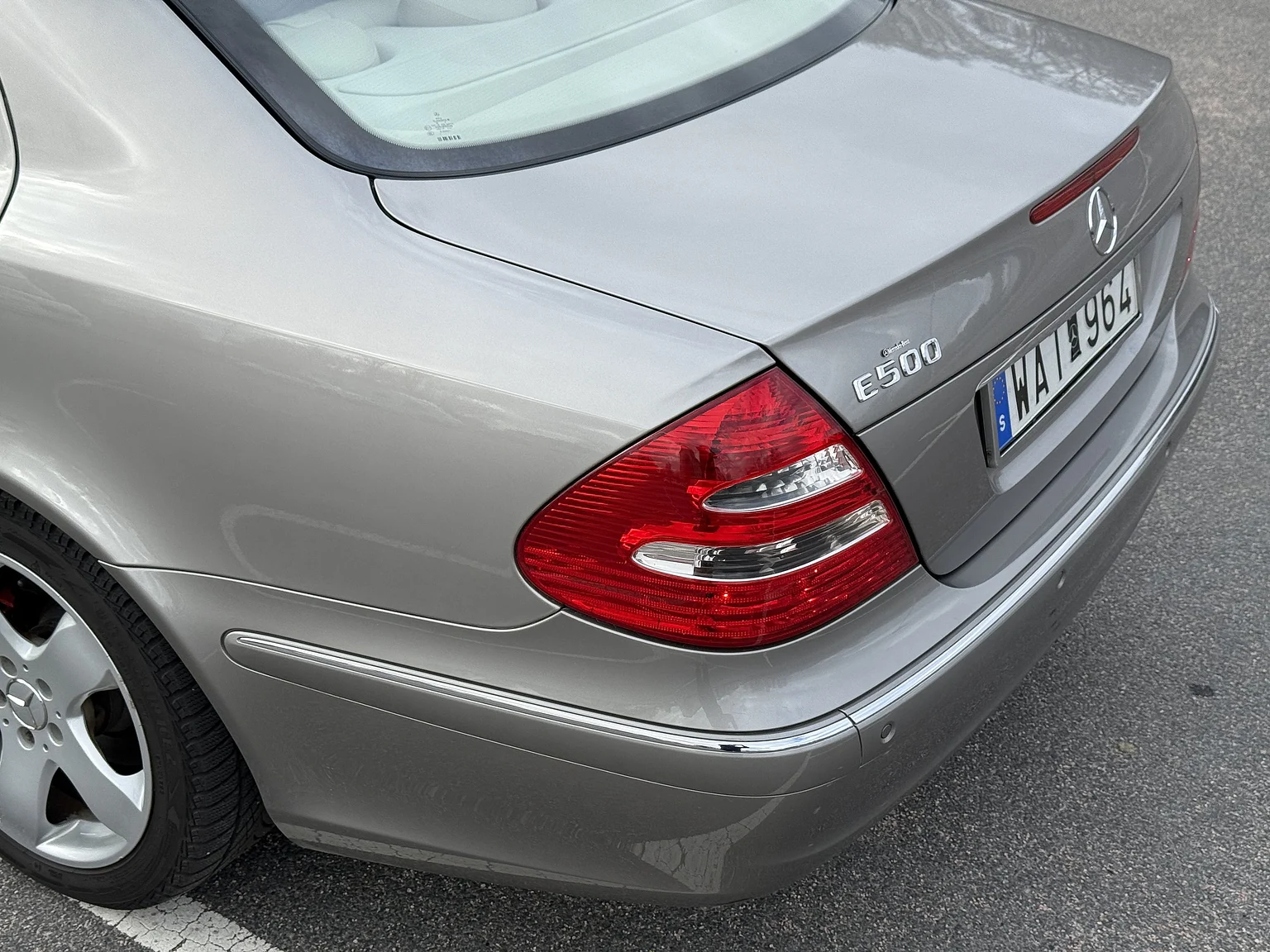 Exteriörbild på 2004 Mercedes-Benz E 500 7G-Tronic (40)