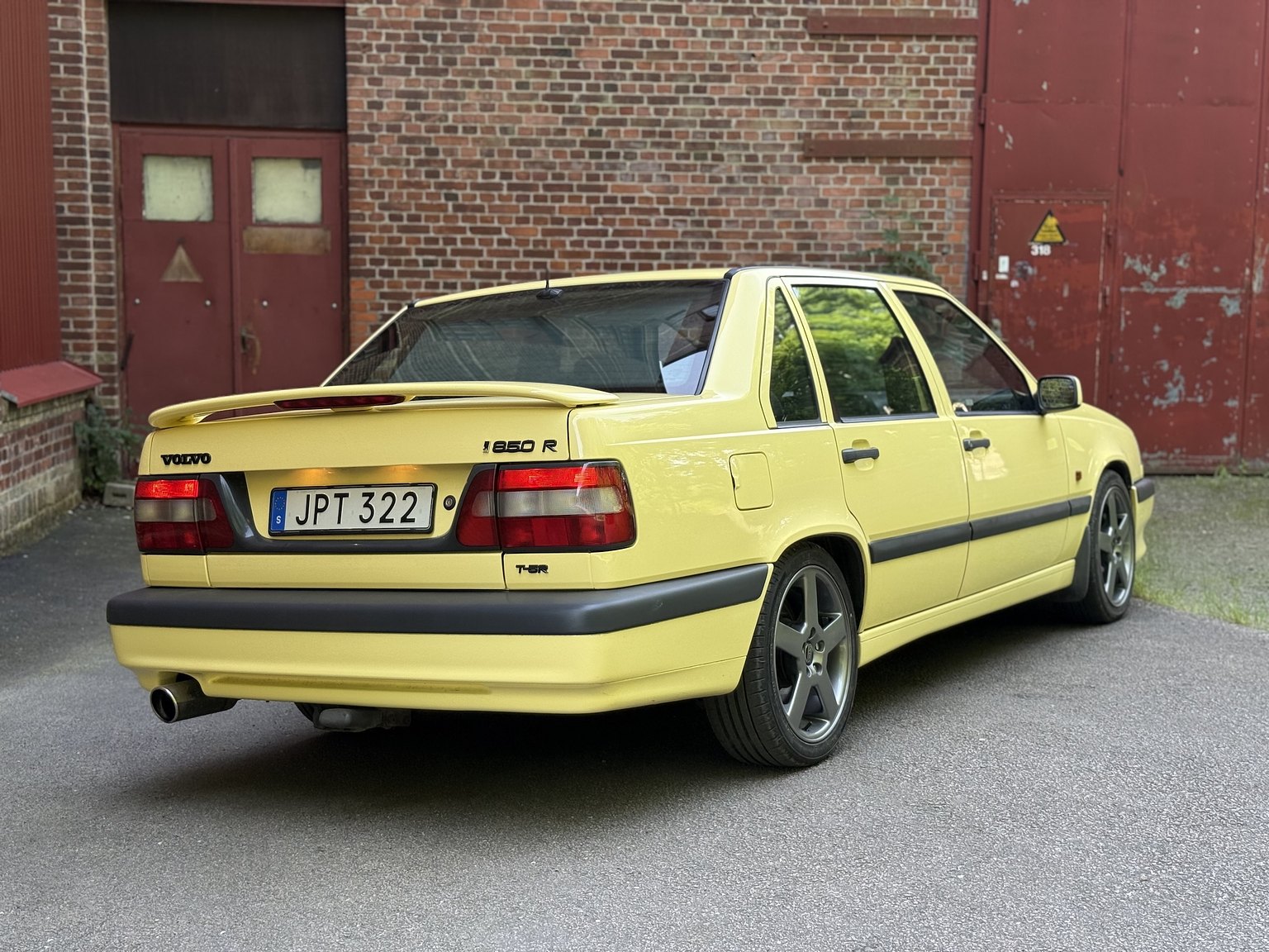 Exterior image of 1995 Volvo 850 T-5R