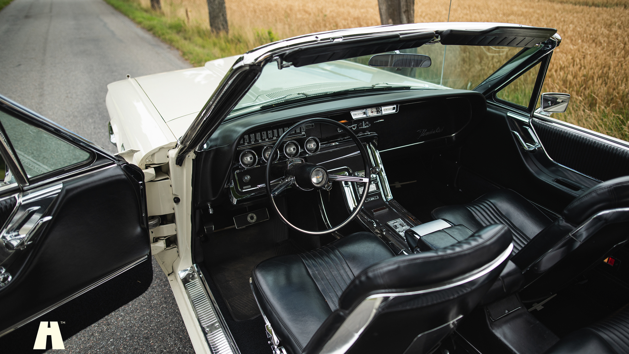 Interior image of 1965 Ford Thunderbird (3)