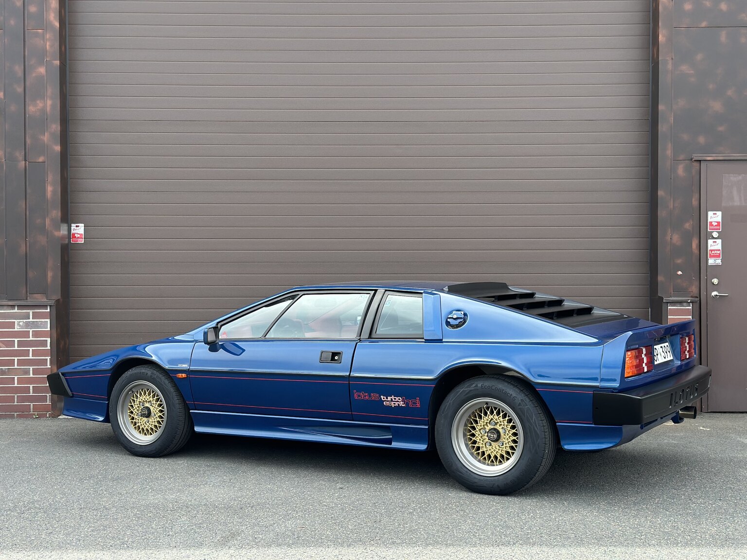 Exterior image of 1987 Lotus Esprit Turbo HCi (28)