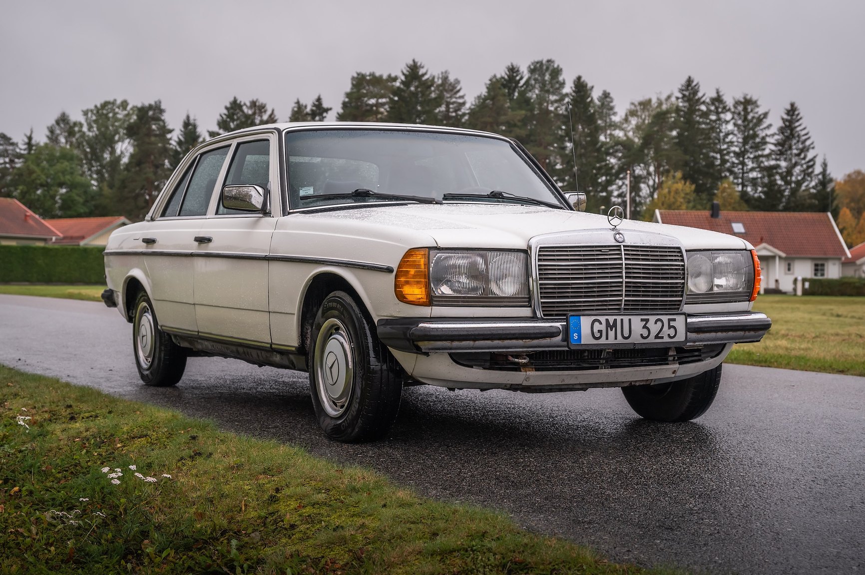 Exterior image of 1985 Mercedes-Benz 200 Automatic