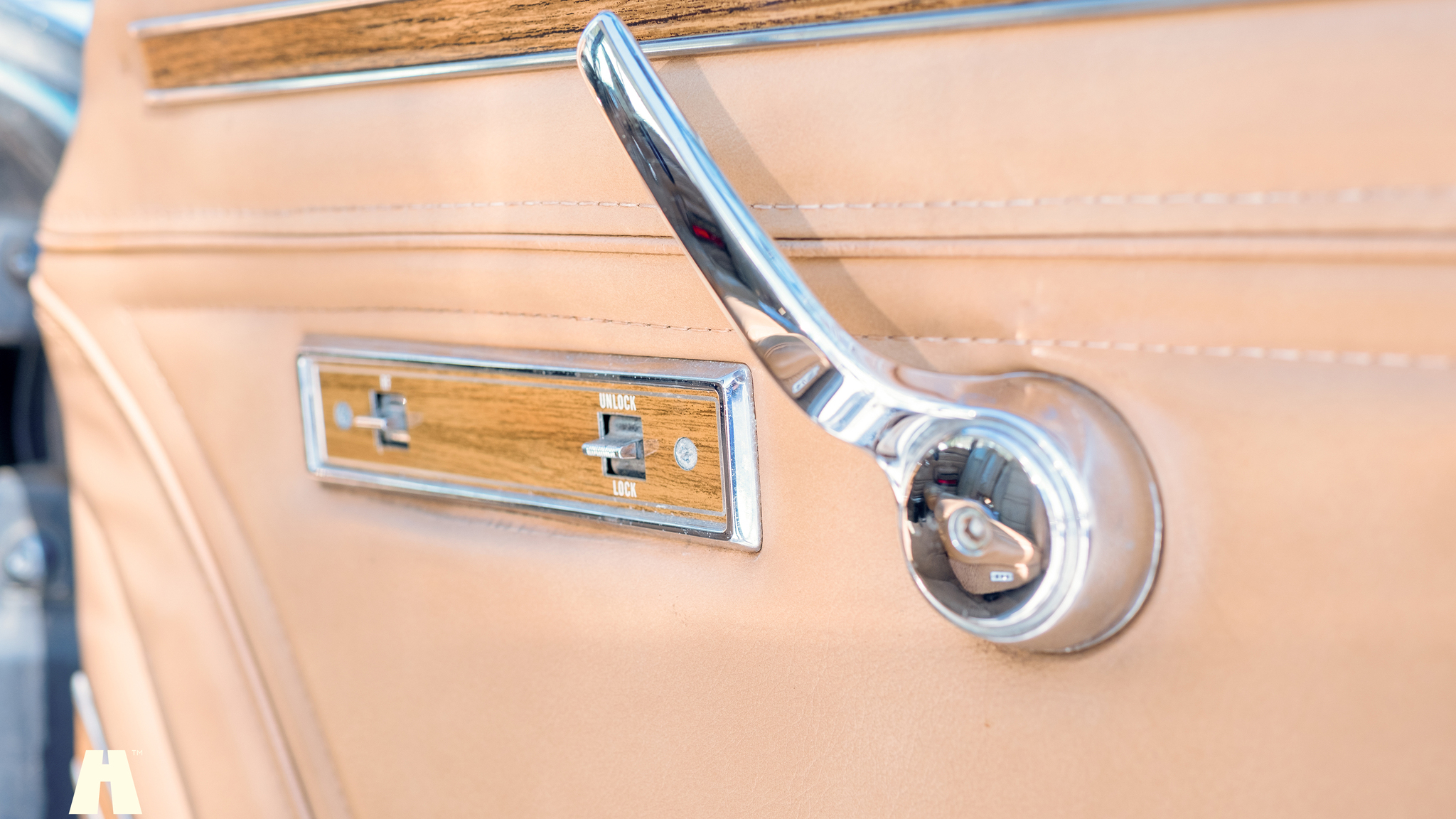 Interior image of 1988 Jeep Grand Wagoneer 5.9