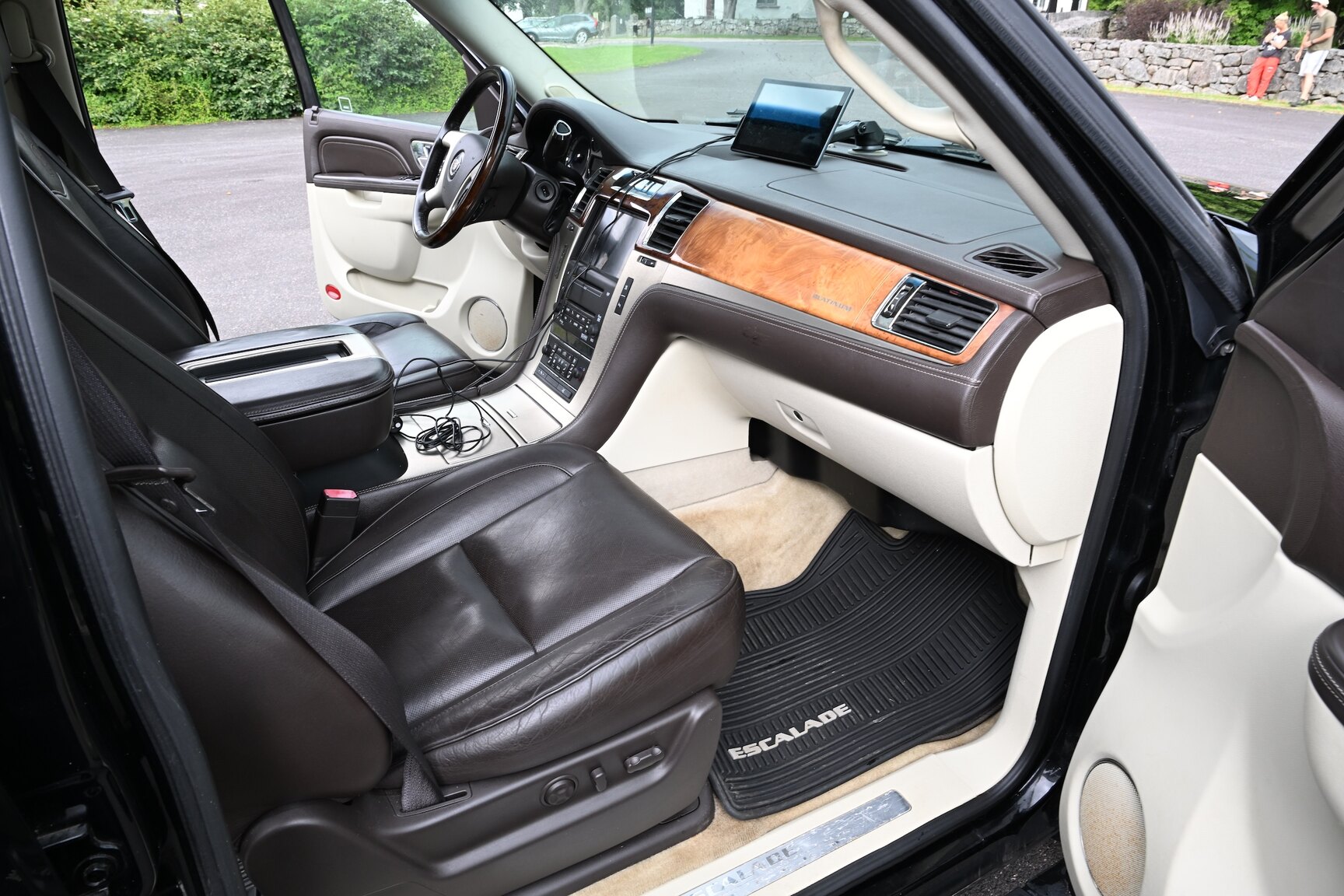 Interior image of 2010 Cadillac Escalade ESV 6.2 Flexfuel
