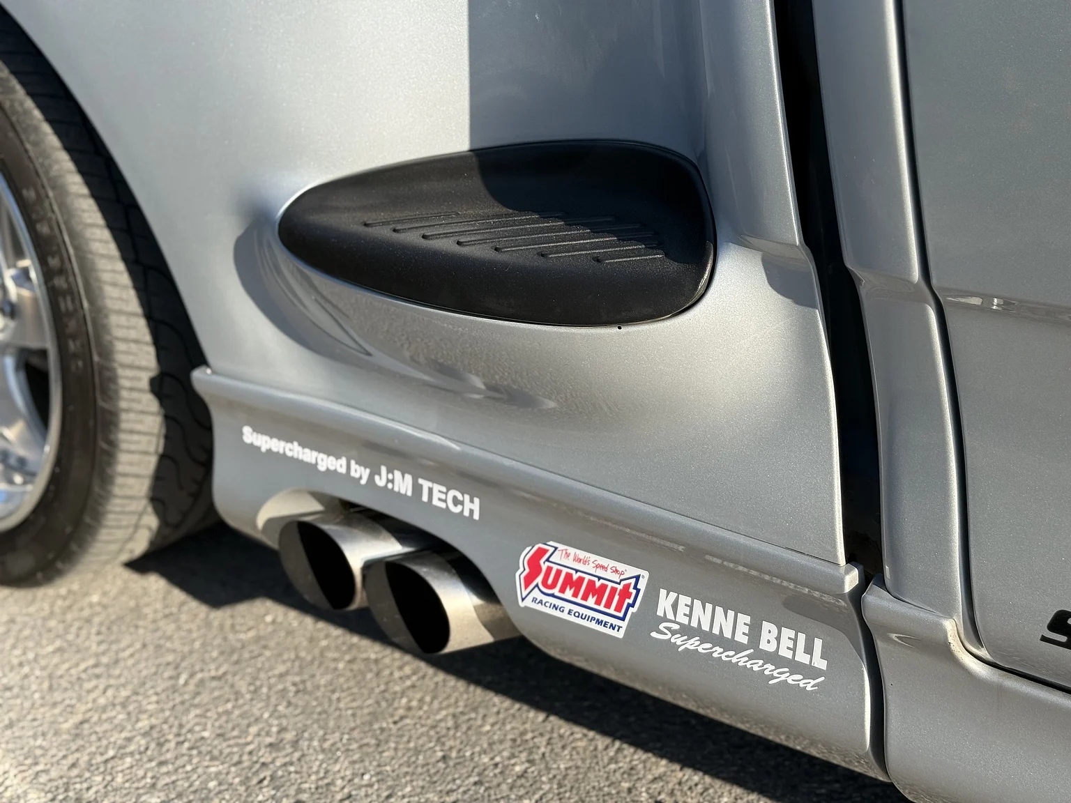 Exteriörbild på 2002 Ford F 150 Lightning / Kenne Bell (17)