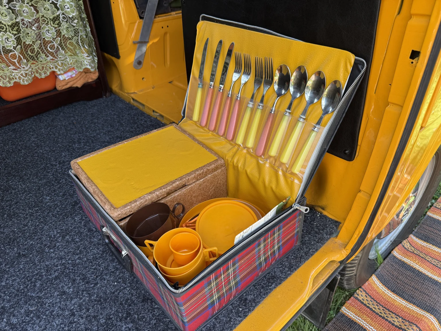 Innenraumfoto von 1975 Volkswagen Transporter Campervan (58)