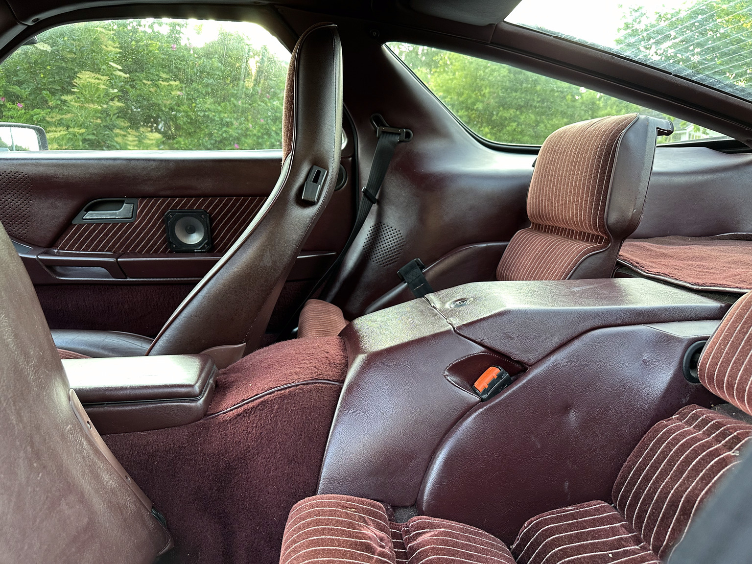 Interior image of 1985 Porsche 928 (28)