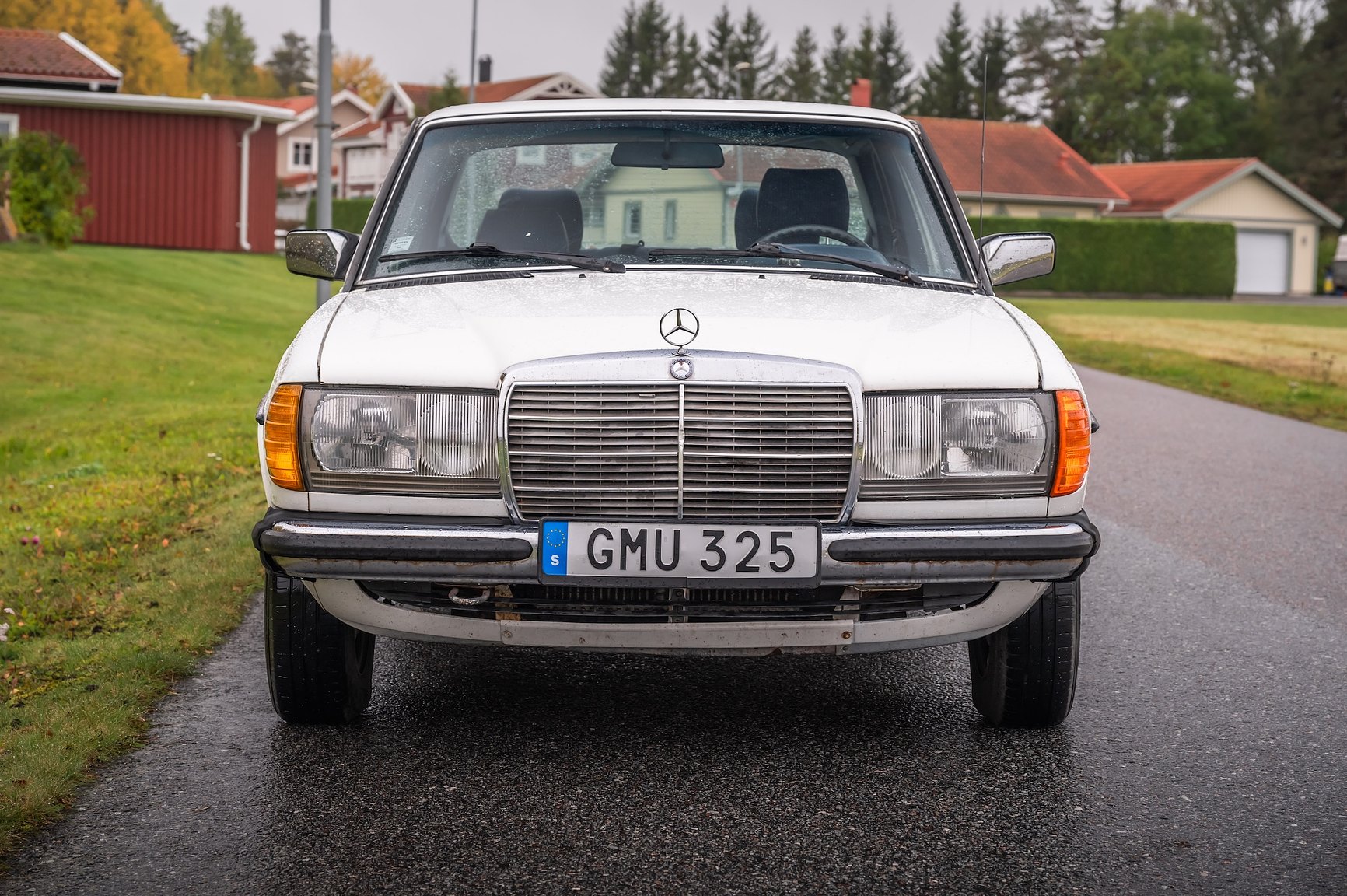 Exterior image of 1985 Mercedes-Benz 200 Automatic