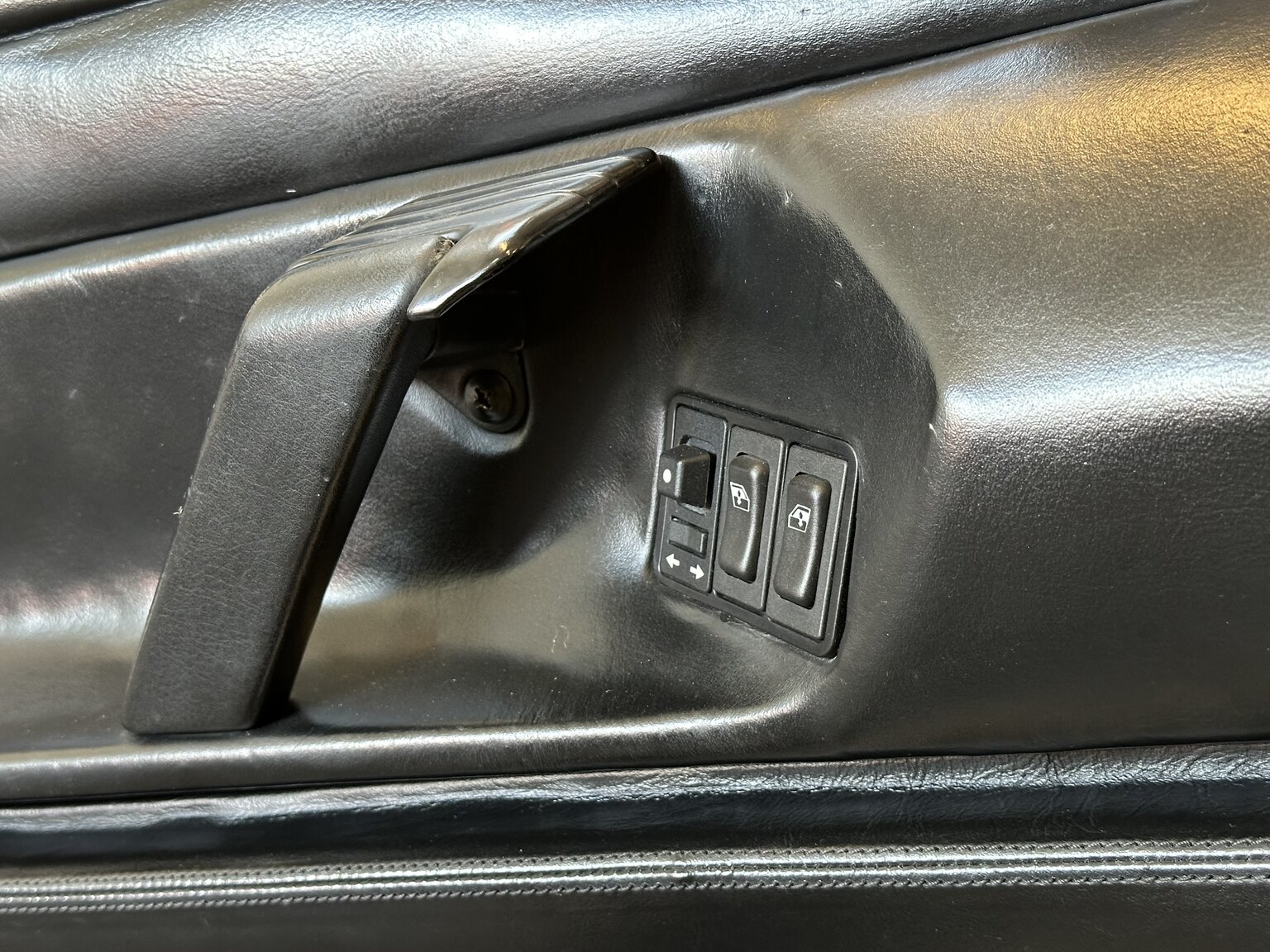 Interior image of 1990 Ferrari 348 (24)