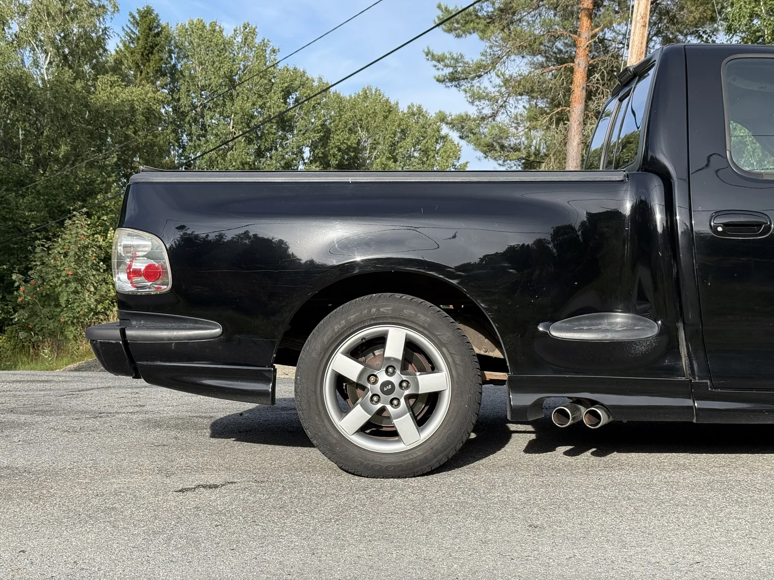 Exterior image of 2002 Ford F-150 SVT Lightning (48)