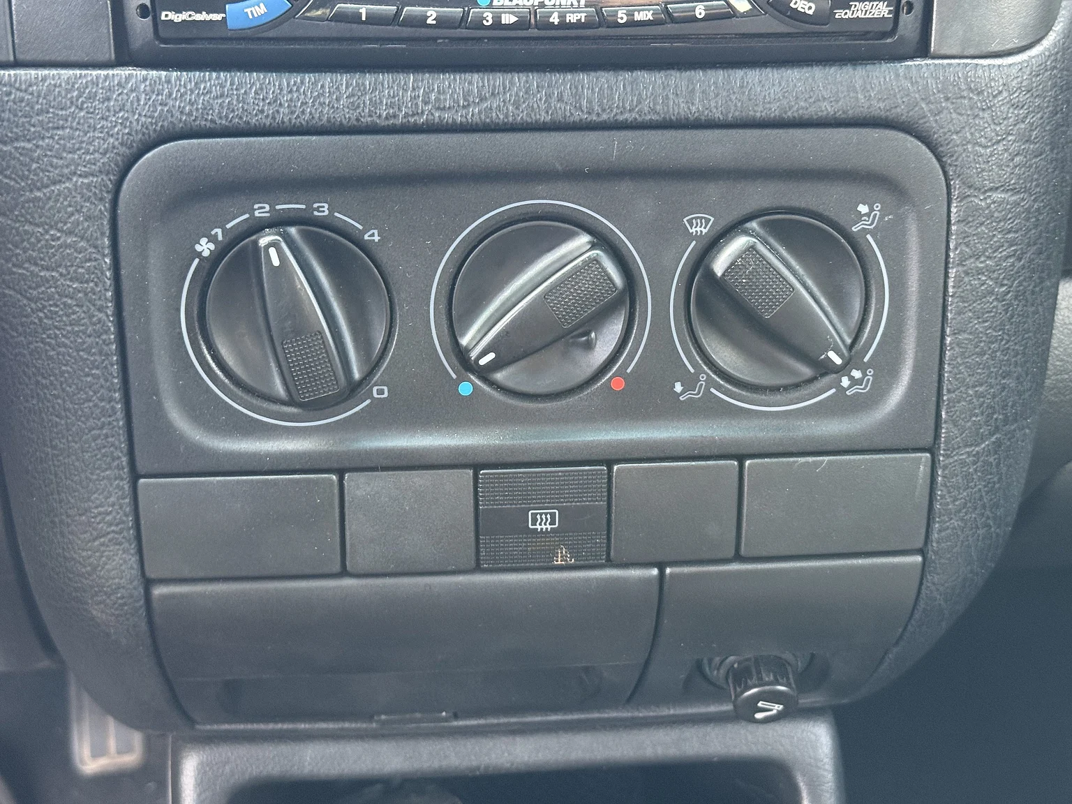 Innenraumfoto von 1994 Volkswagen Golf 3-door VR6 (22)