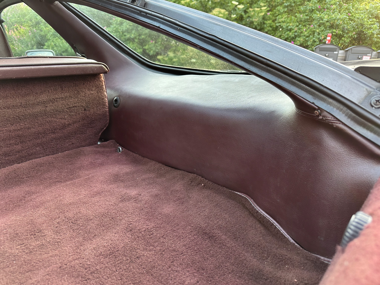 Interior image of 1985 Porsche 928 (49)