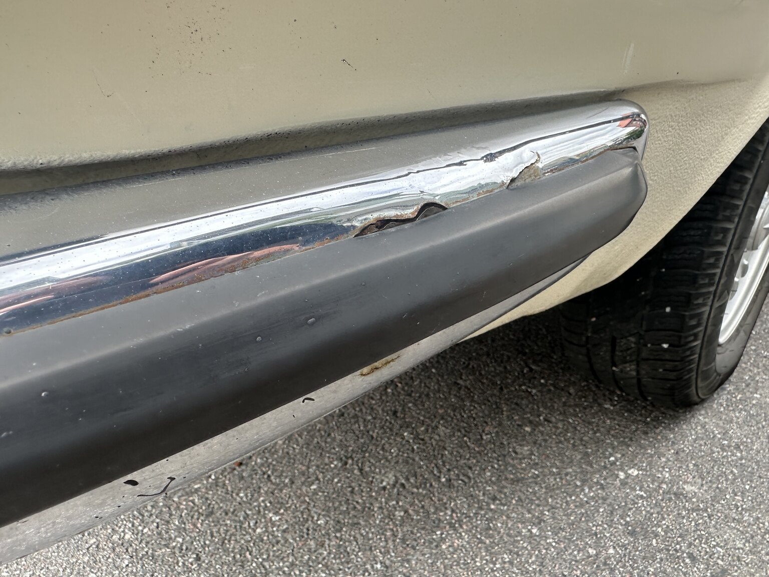 Exteriörbild på 1977 Mercedes-Benz 280 CE