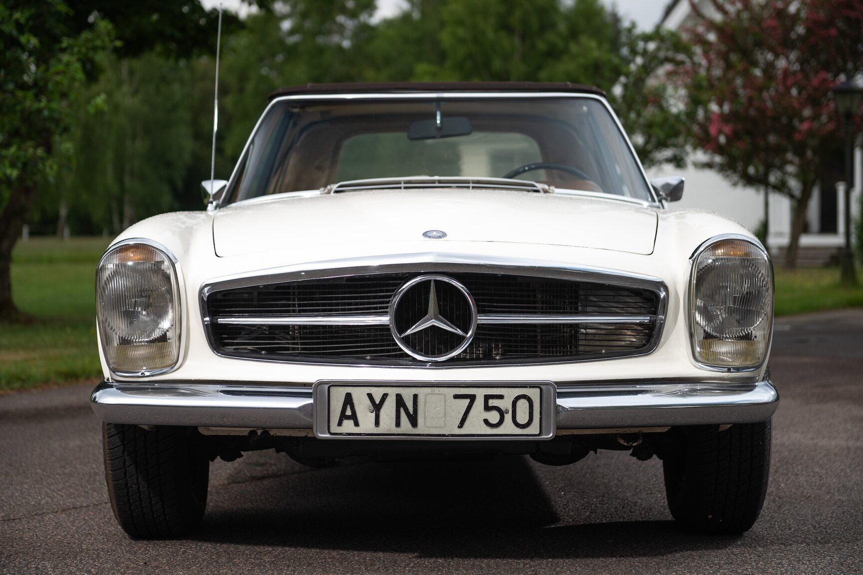 Exteriörbild på 1968 Mercedes-Benz 280 SL Pagoda (22)