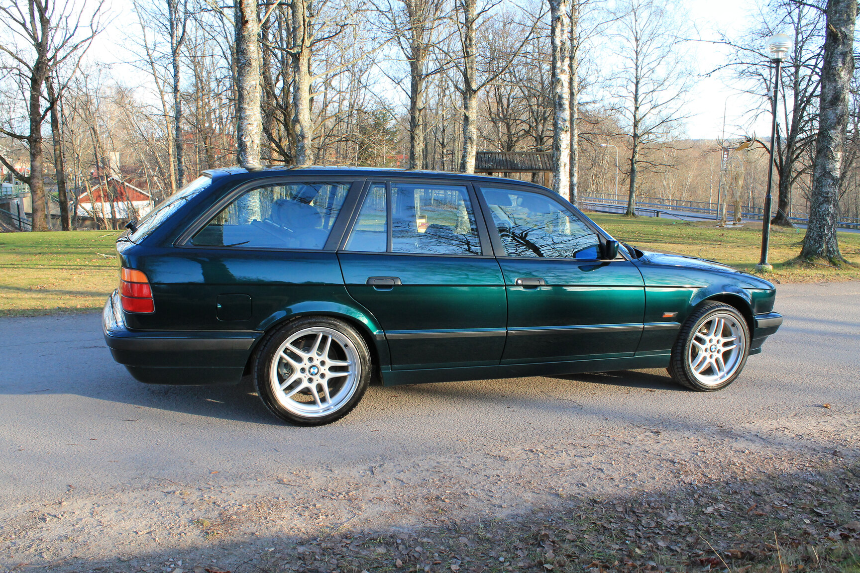 Exterior image of 1996 BMW 520i Touring