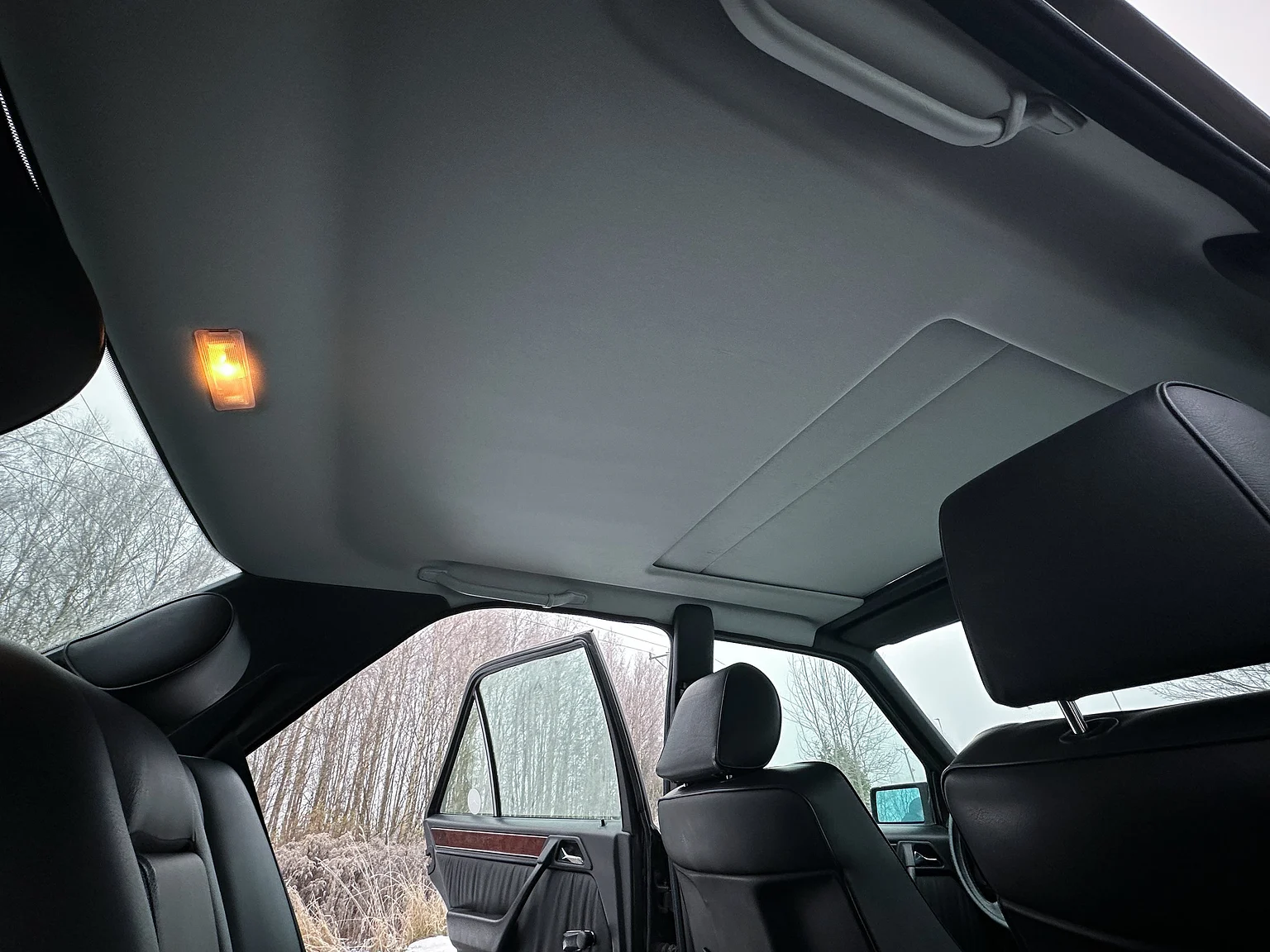 Interior image of 1993 Mercedes-Benz E 320 "AMG" (52)