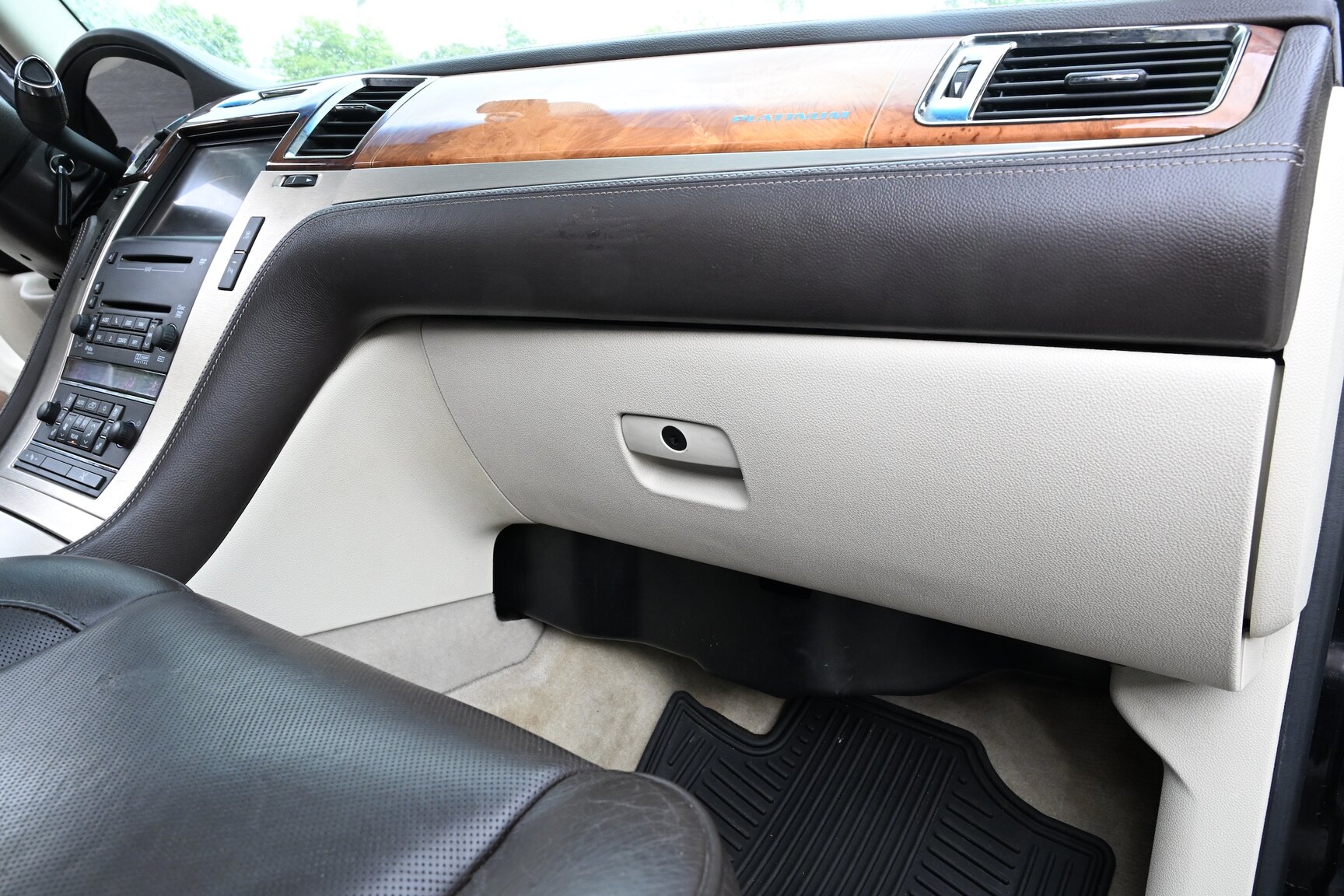 Interior image of 2010 Cadillac Escalade ESV 6.2 Flexfuel