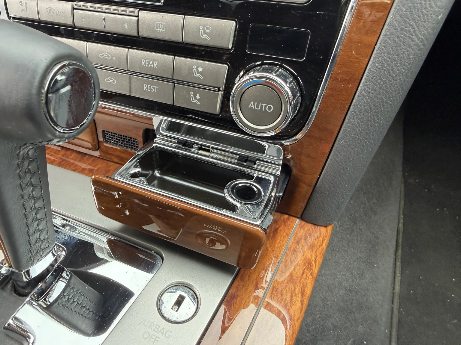 Innenraumfoto von 2013 Volkswagen Phaeton 3.0 TDI (37)