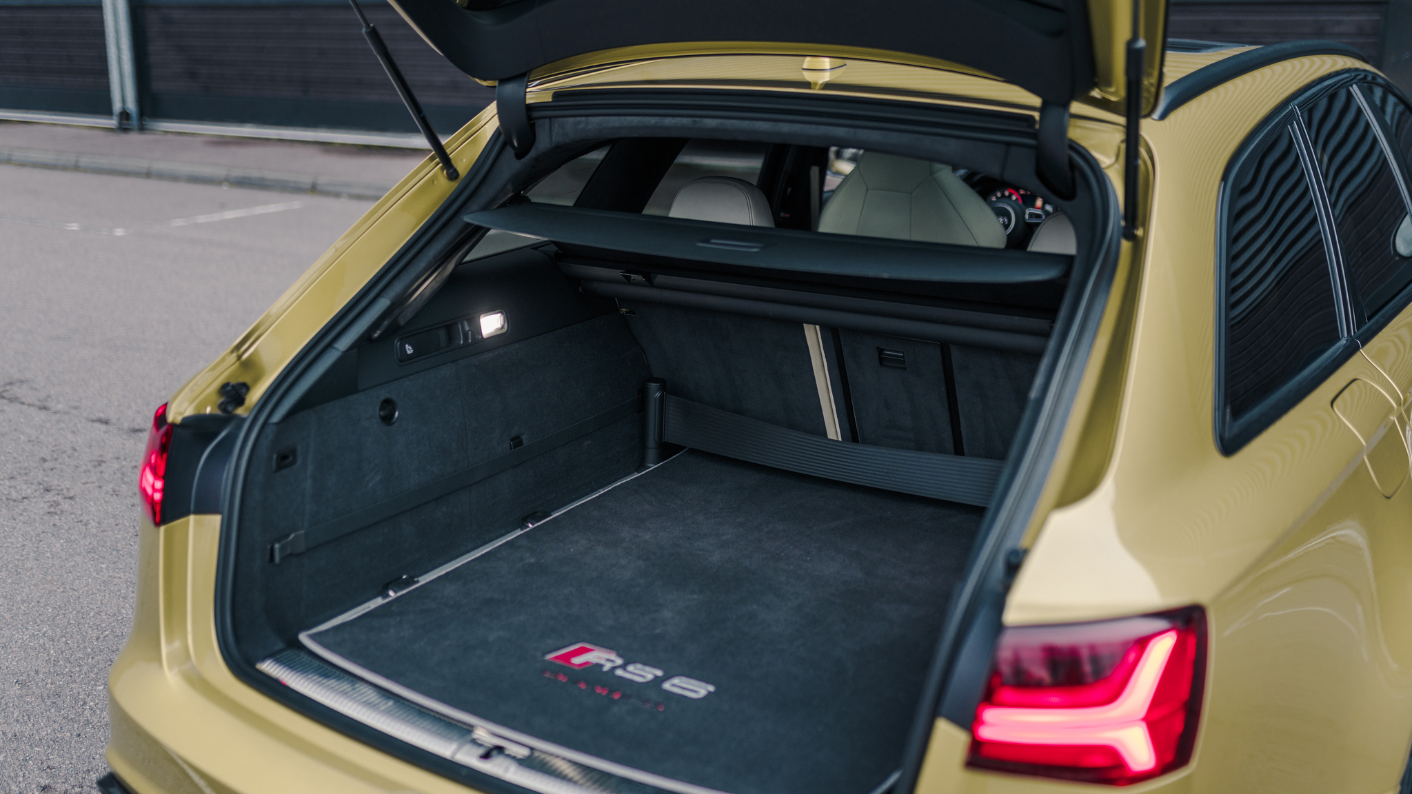 Interior image of 2016 Audi RS6 Avant Exclusive (36)