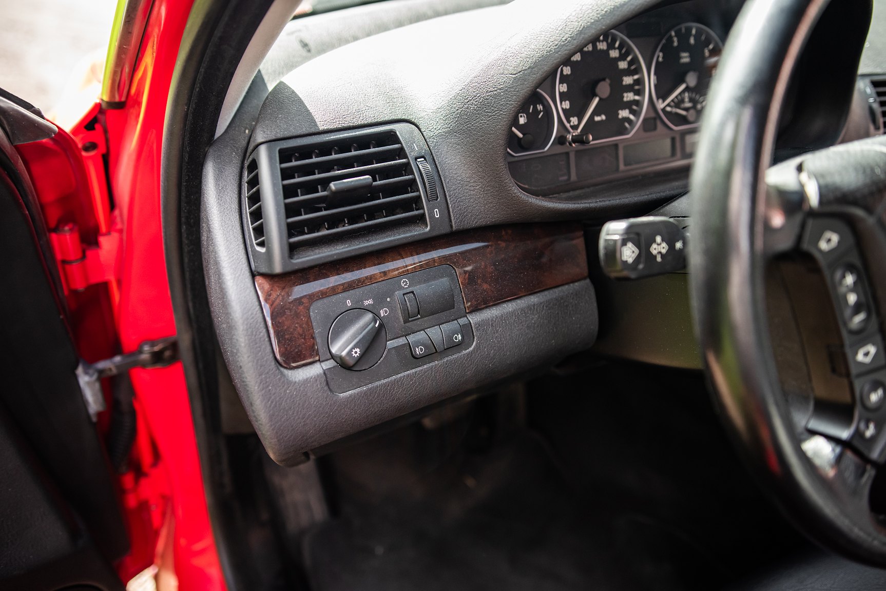Interior image of 2001 BMW 330Xi