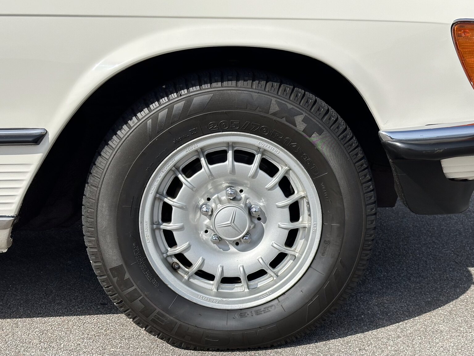 Exterior image of 1972 Mercedes-Benz 350 SL