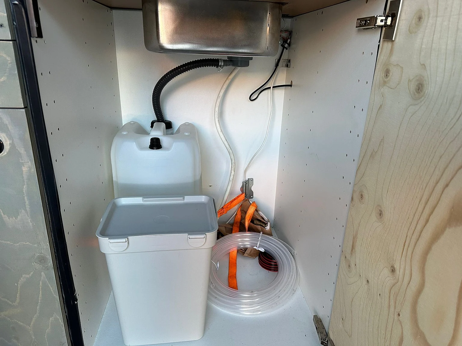 Interiörbild 2004 Mercedes-Benz Sprinter 4x4 Campervan/Overlander (21)