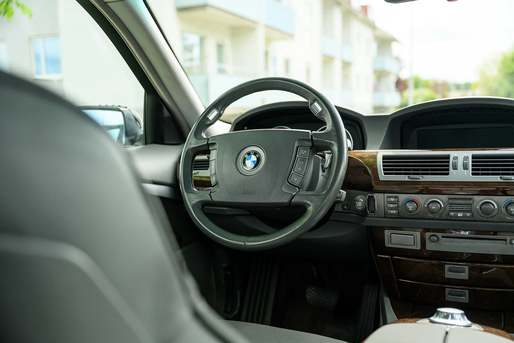 Innenraumfoto von 2001 BMW 745i (4)