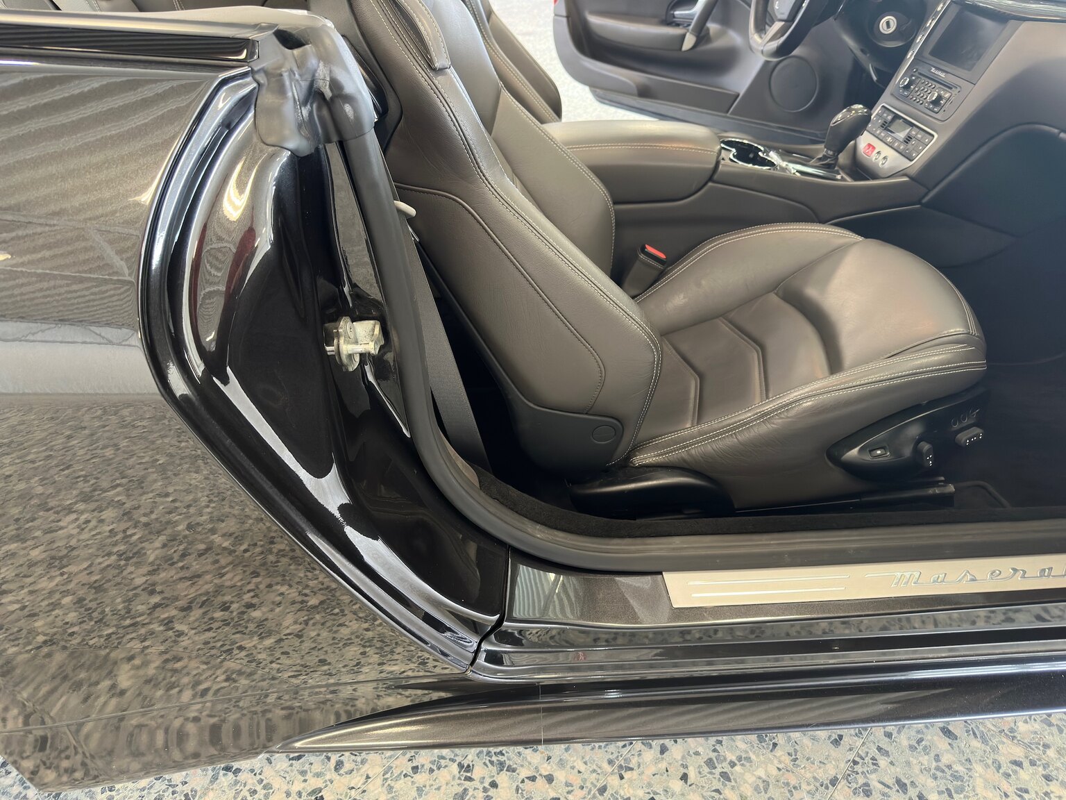 Innenraumfoto von 2016 Maserati Grancabrio (24)