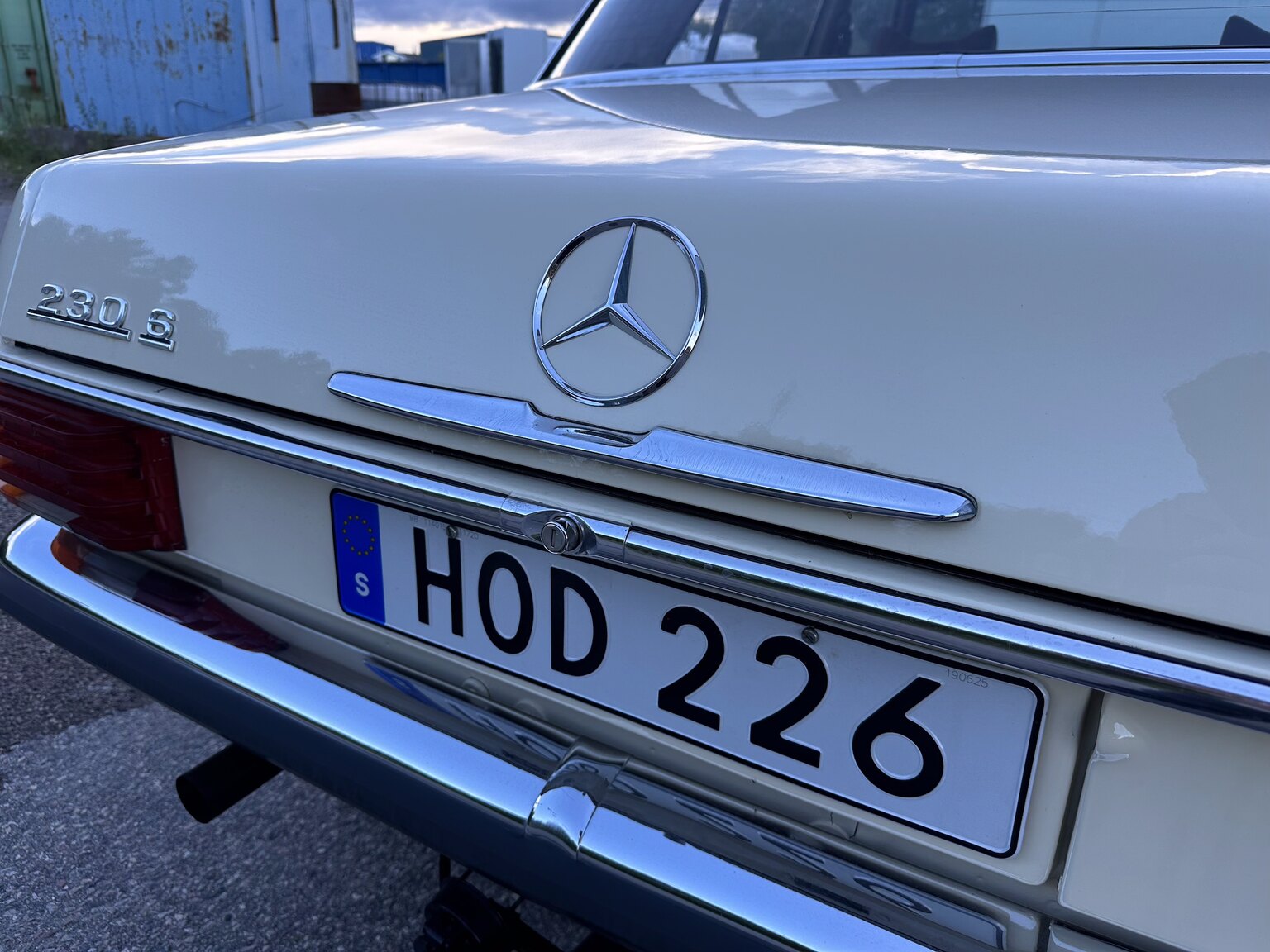 Exterior image of 1974 Mercedes Benz 230.6