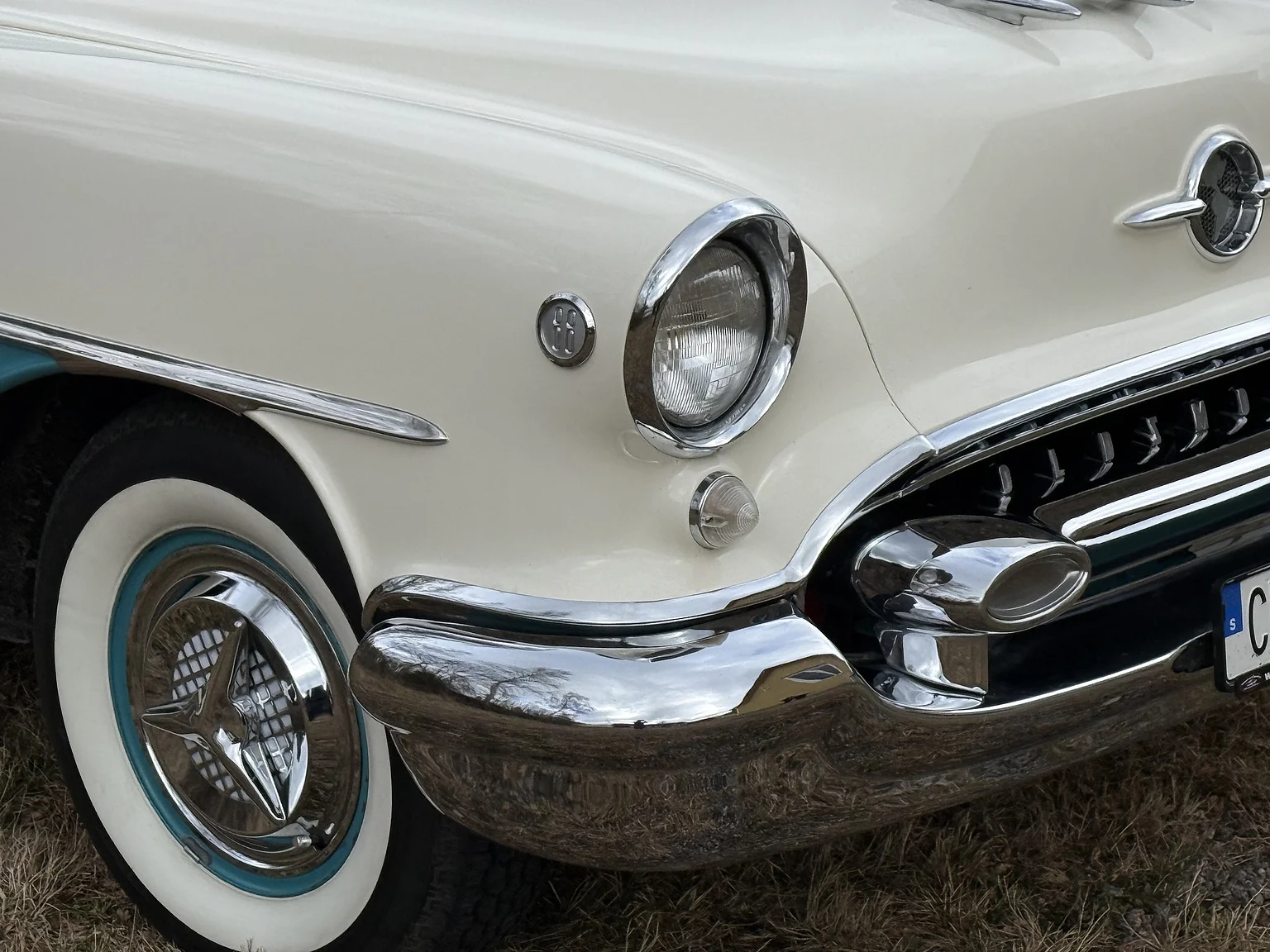 Exteriörbild på 1955 Oldsmobile Super 88 (11)