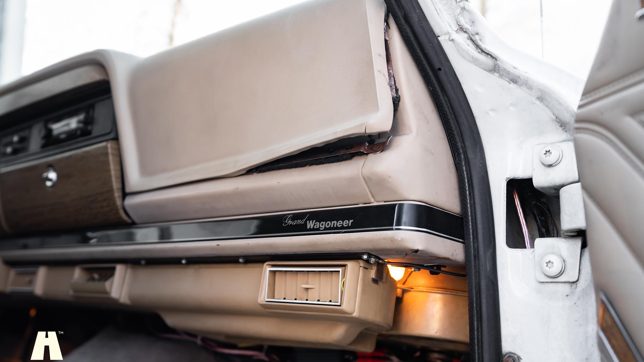 Interior image of 1991 Jeep Grand Wagoneer 1991 (11)