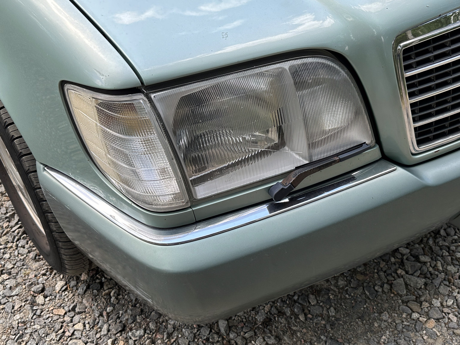 Exterior image of 1992 Mercedes 300 SE (24)