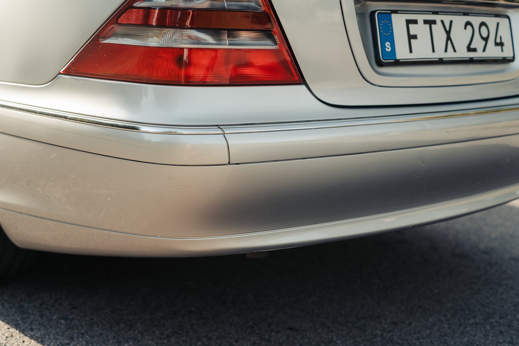 Exterior image of 1999 Mercedes-Benz S 320