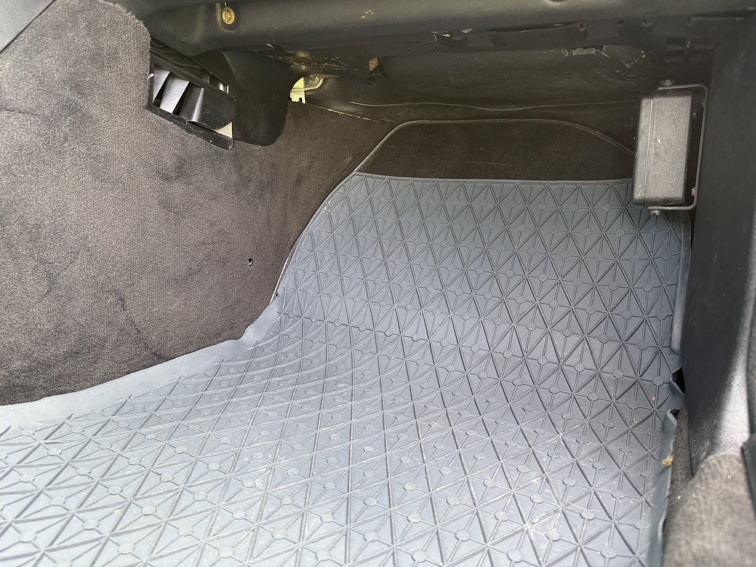 Interior image of 1990 Mercedes-Benz 300CE-24