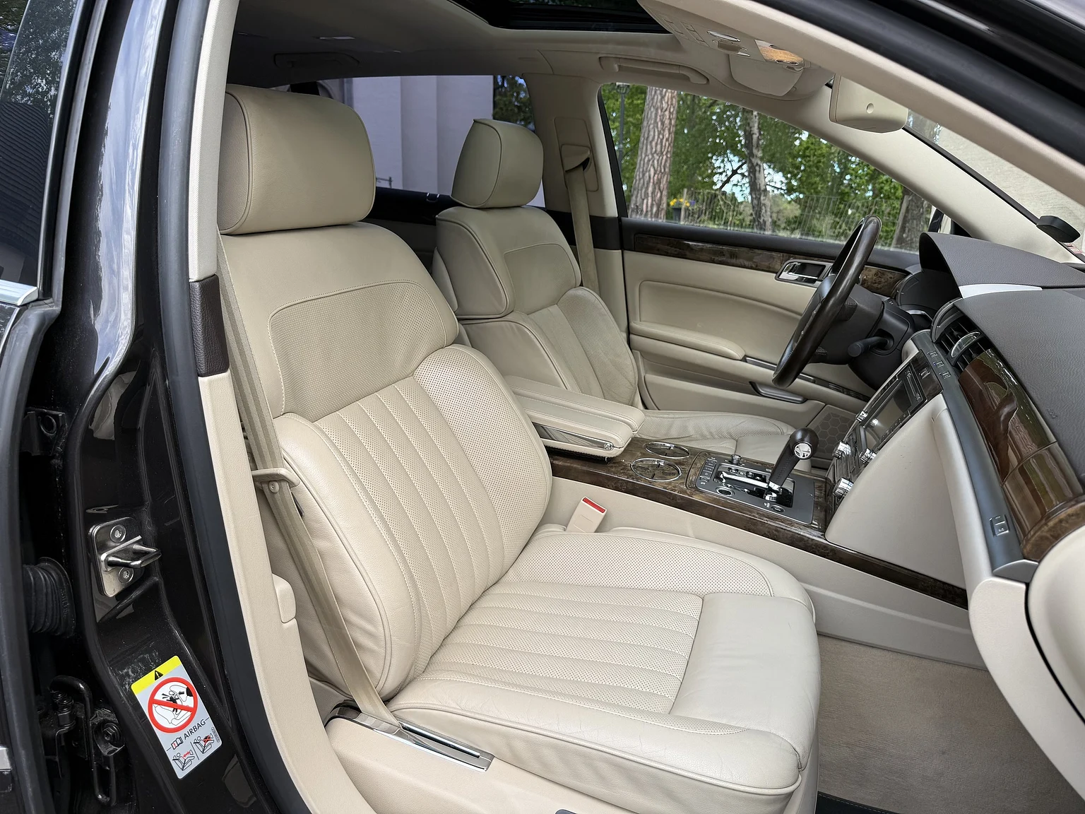 Interior image of 2009 Volkswagen Phaeton W12 LWB Executive (8)