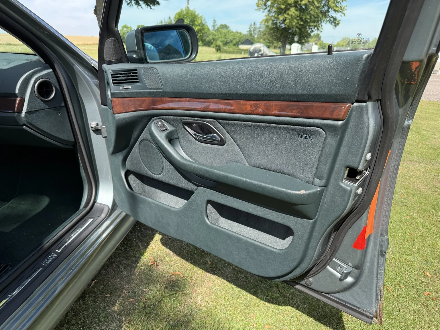 Interior image of 2003 BMW 525d Sedan (48)