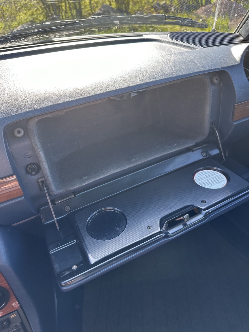 Interior image of 1985 Mercedes-Benz 200